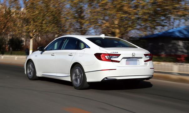 雅阁混动比燃油版油耗相差多少,雅阁phev插电混动满电油耗