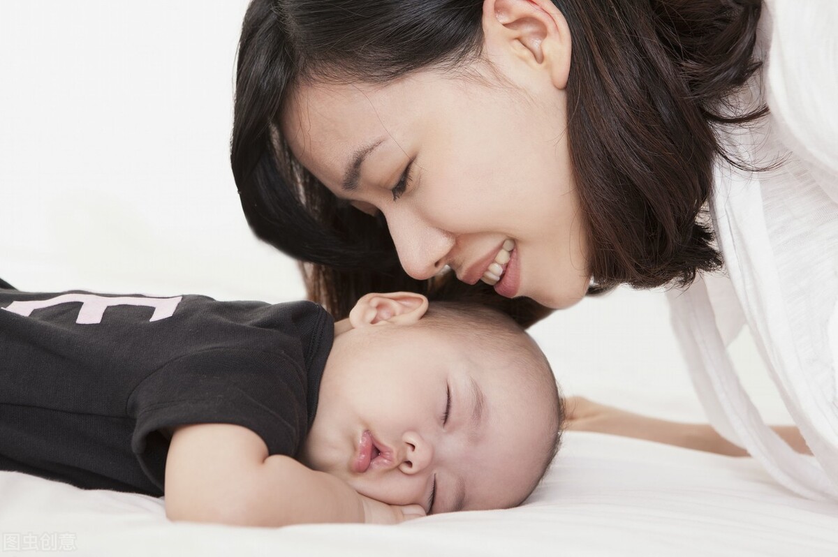新生儿趴床上睡怎么翻过来,1岁宝宝趴睡要不要翻过来