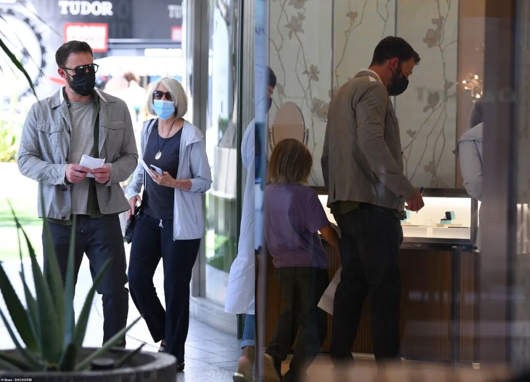 《扫黑风暴》大嫂钻戒超闪，如何挑选显大、显贵的钻戒？