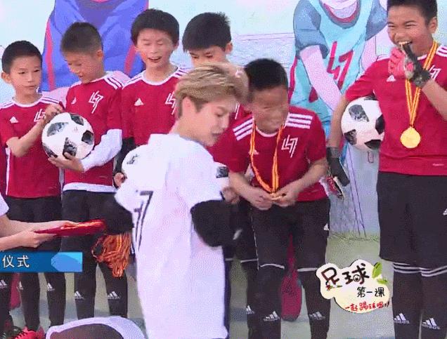 曼联球迷欢迎c罗回家唱的歌,曼联球迷欢迎c罗