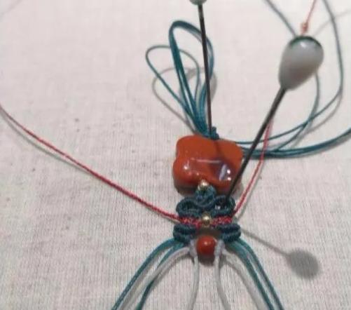 小孔转运珠编绳手链教程,2个珠子的小挂坠