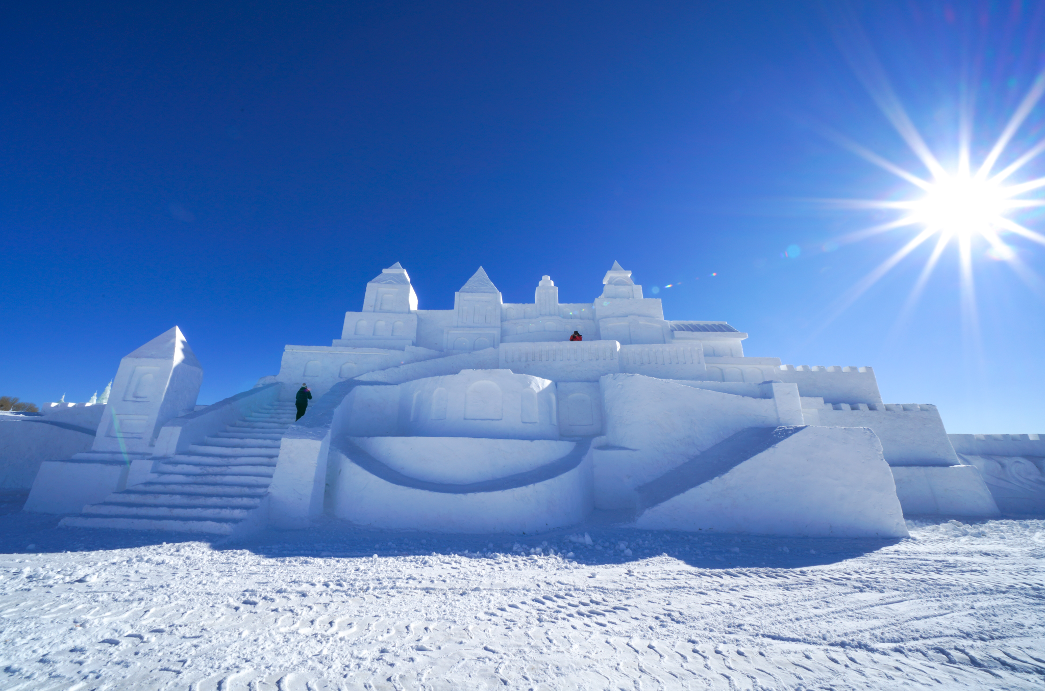 美也声声马鸣，冰雪晶莹！壮哉辽阔草原，新岁康安