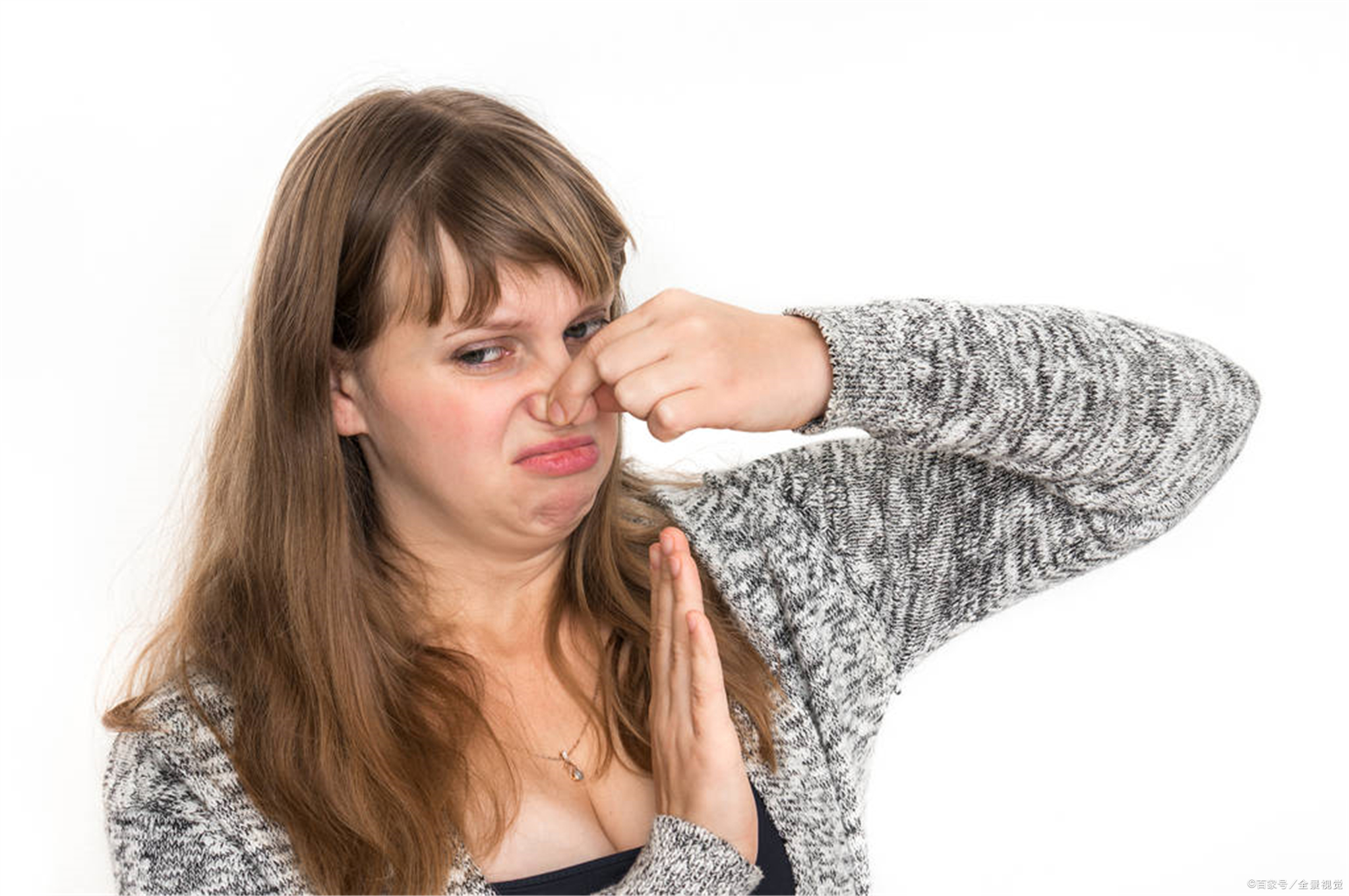 鼻子两侧白色的小点点是什么,鼻子旁边长白色疙瘩是怎么回事