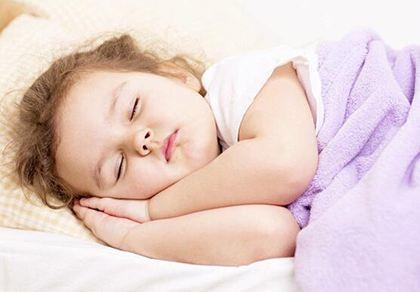 新生儿出生5天尿布有血迹正常吗,刚出生6天的宝宝换尿布老是哭