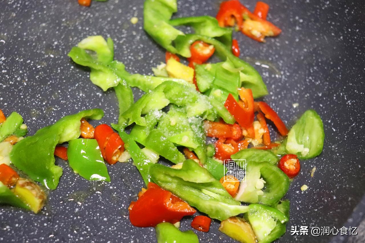 活跃于稀泥田里，乡下小孩都抓过！吃了健脾益肾，很多人不敢吃