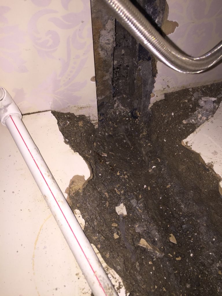 卫生间瓷砖墙壁破裂渗水怎么处理,卫生间渗水要敲瓷砖补吧