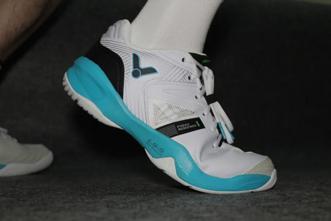 怎么挑选适合自己的羽毛球鞋,羽毛球鞋怎么选新手入门必看