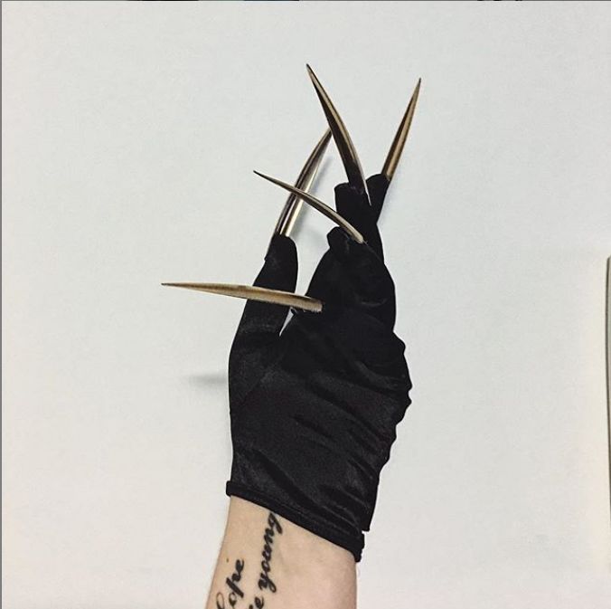 有人看见这篇文章出个可替换甲片的指甲油手套，我绝对第一个下单