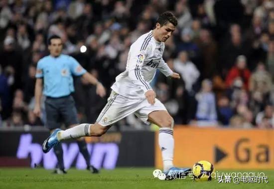 牛尾巴挑球过人教学,五人球过人技巧