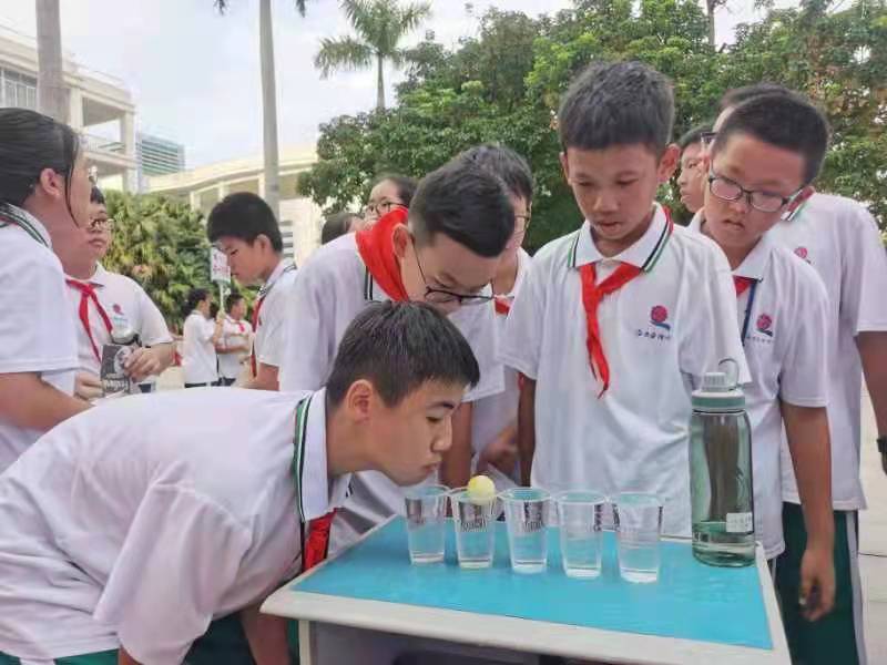 海南华侨中学初中部第三届英语文化节暨中秋英语游园活动受到七年级新生追捧