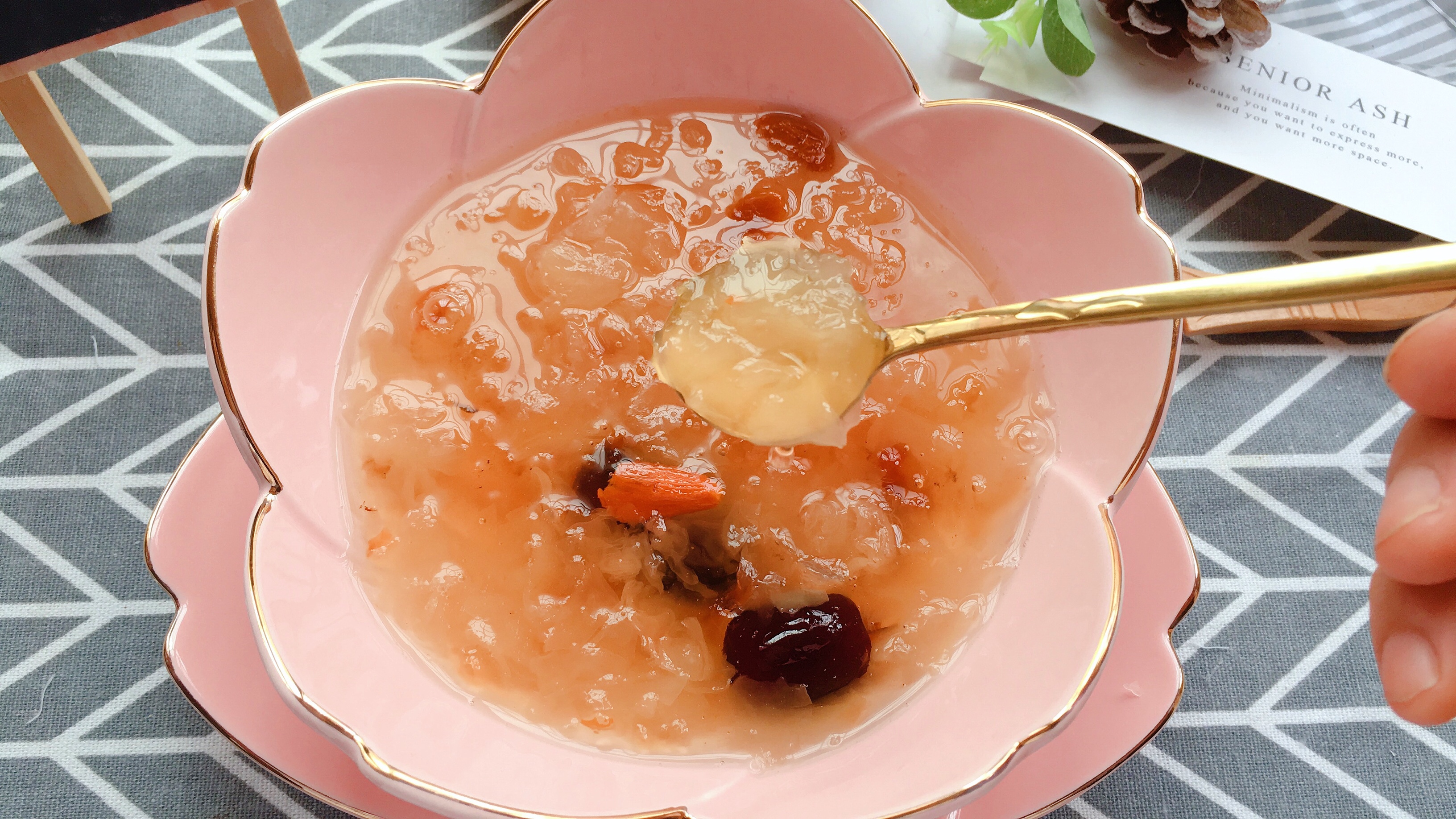 秋天，我不敷面膜，隔两天喝一次它，脸色红润，闺蜜都问我方法