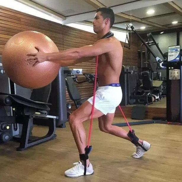 c罗自律到可怕求胜到固执,c罗在沙滩秀球技