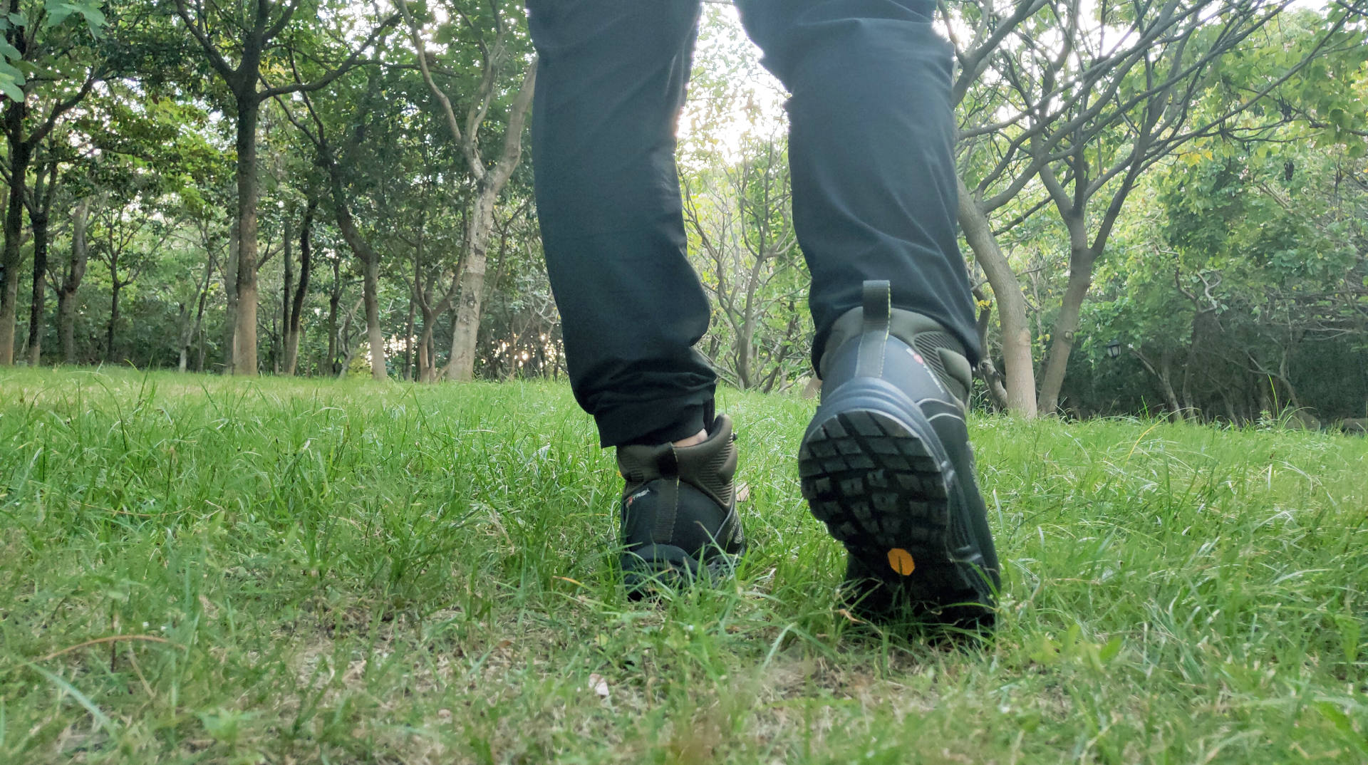 千元内性价比最高徒步鞋,千元以内性价比高的跑步鞋