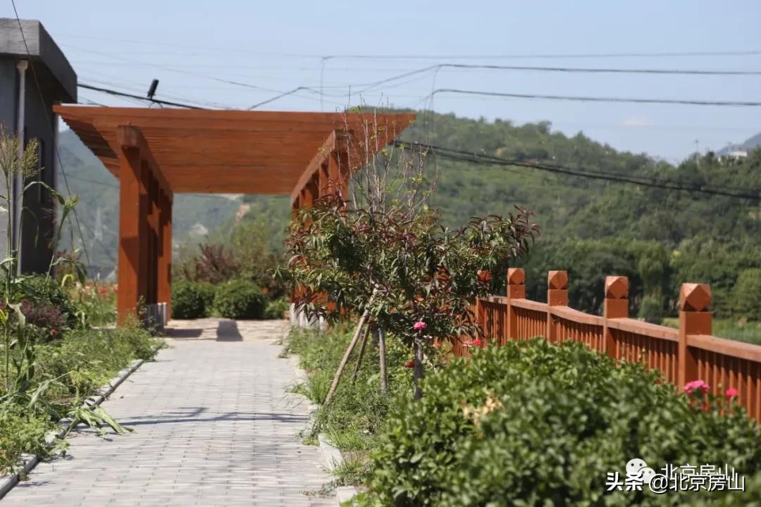 废弃的矿山正在改导致为一座公园,废弃矿坑改导致美丽公园