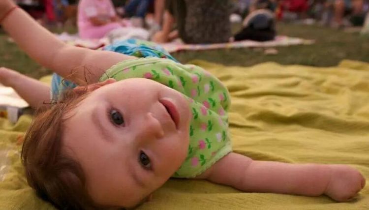 4个月宝宝都会哪些技能,宝宝4个月应该学会的技能