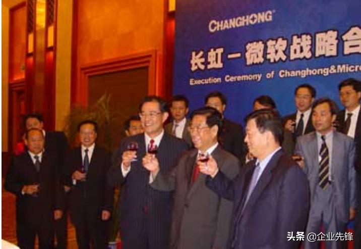 他曾带领长虹赚取上亿，打响电视品牌争夺战，如今日薄西山