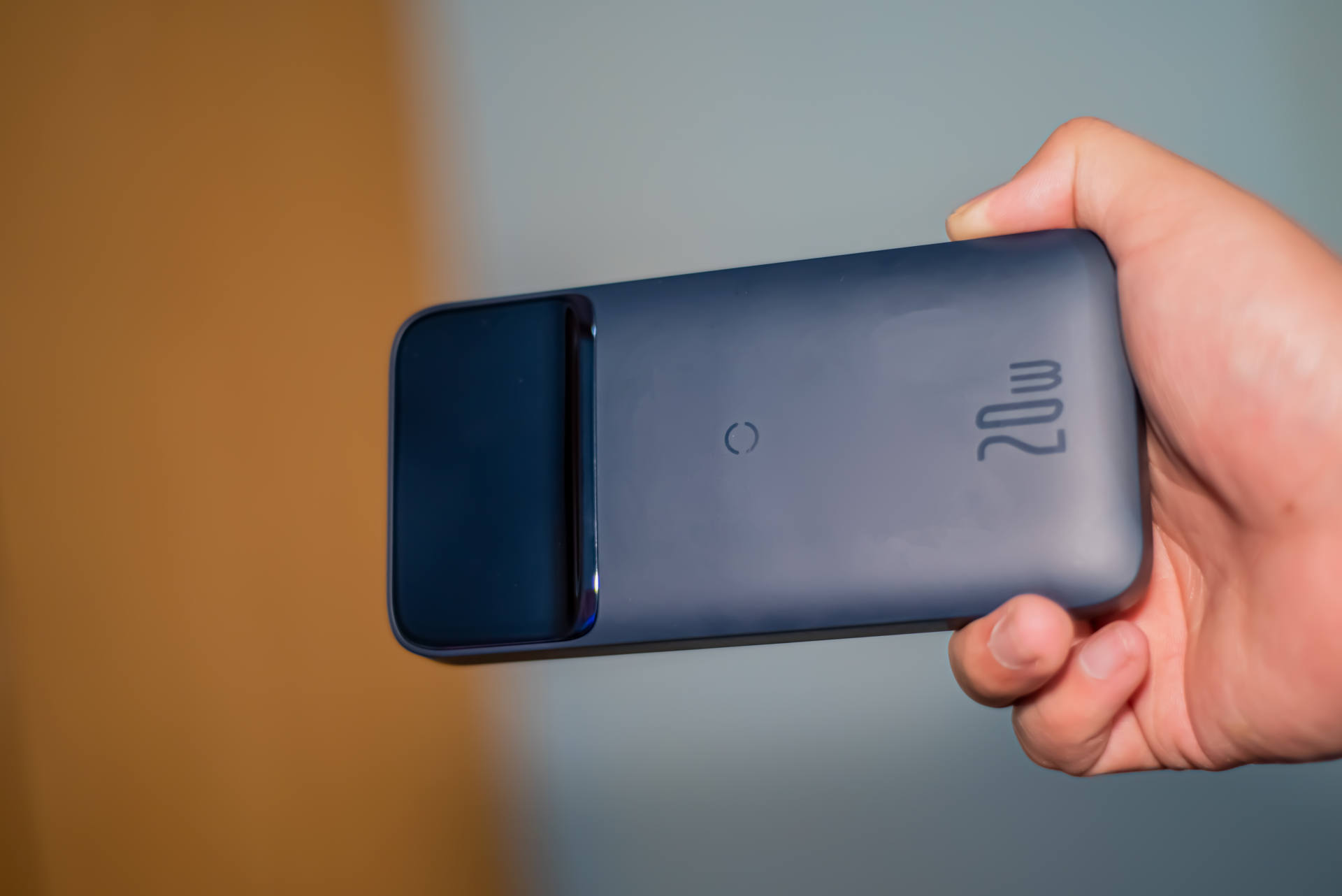 倍思磁吸无线充电宝20w快充专用,买倍思还是买绿联的磁吸充电宝