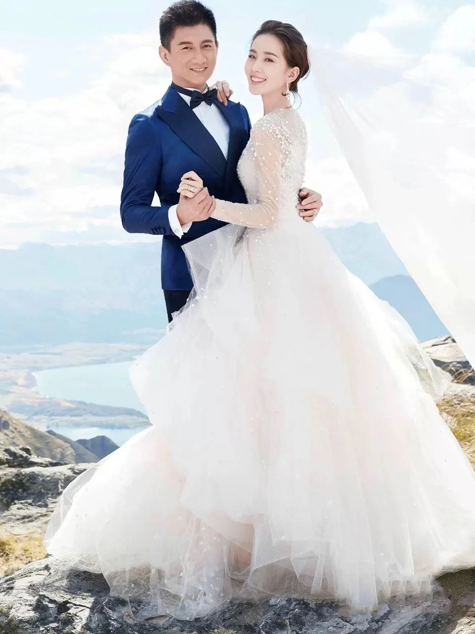 复古街拍拍婚纱照姿势,跟着明星get婚纱照万能姿势