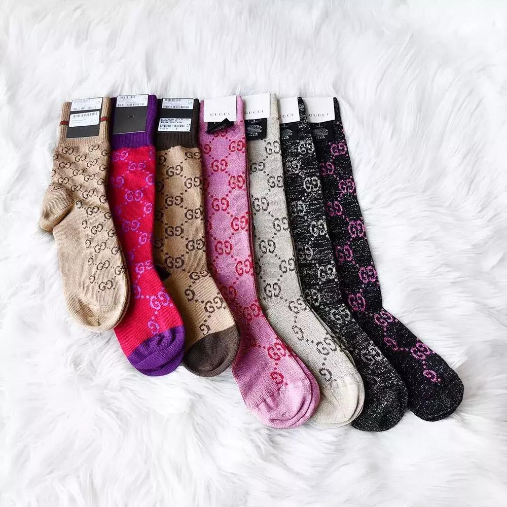 说好一起露脚踝，那些时髦精却偷偷穿上了中筒袜