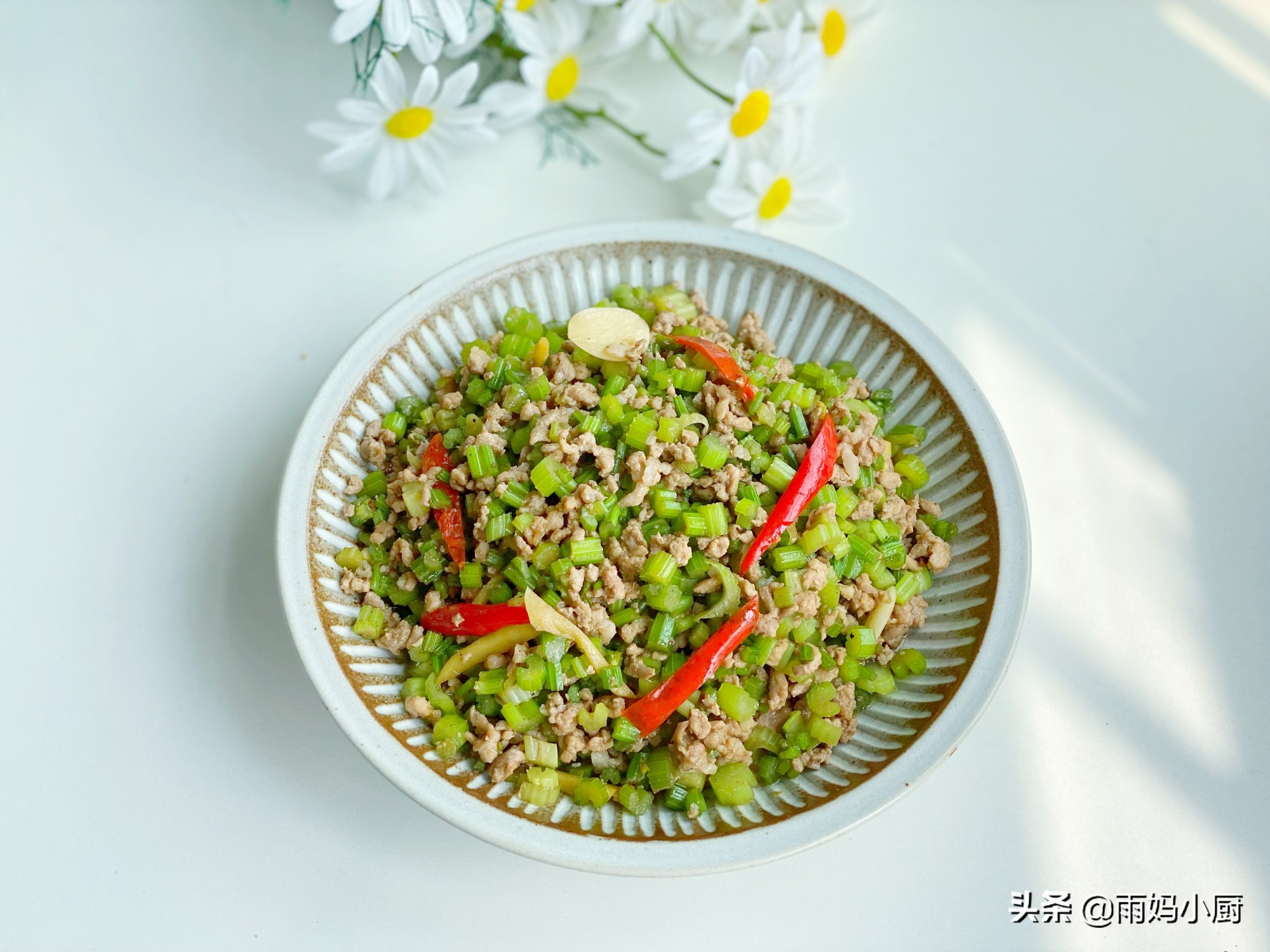 芹菜炒肉渣怎么做不出水,芹菜炒肉渣的做法步骤图