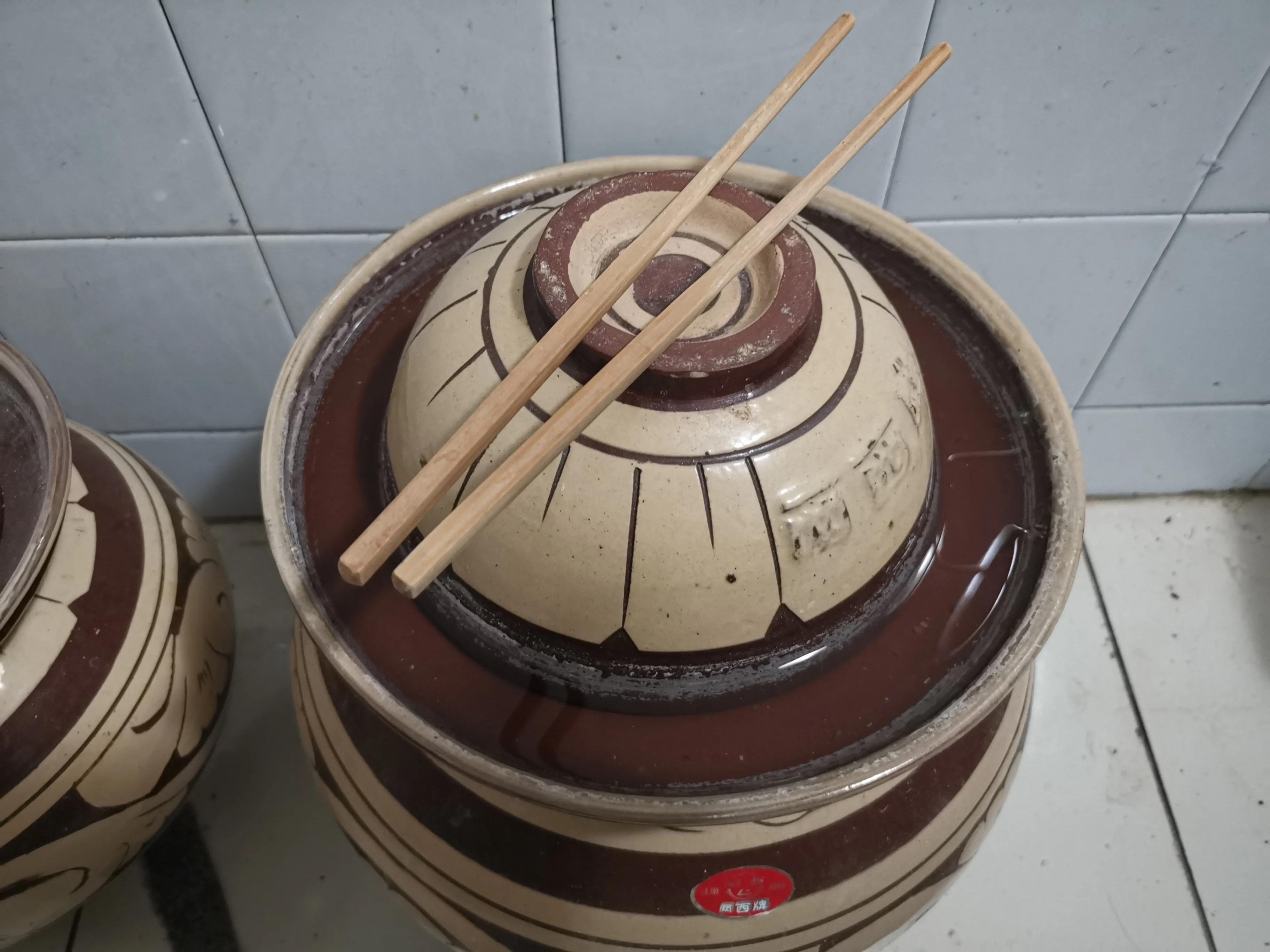 玻璃泡菜坛腌酸菜,泡菜缸里泡老坛酸菜