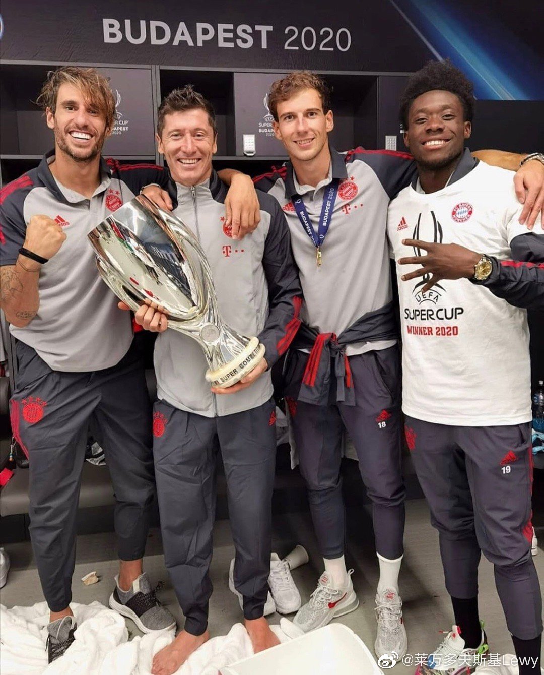 玩尬的！莱万获懂球帝颁发奖杯，球迷吐槽“世界级”奖项像地摊货