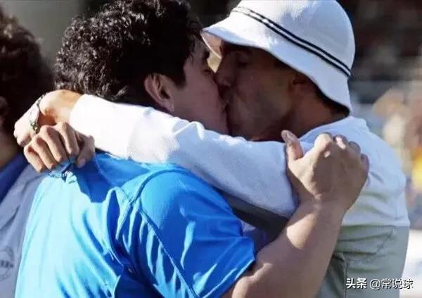 足球球员之间的吻,足球现场亲吻