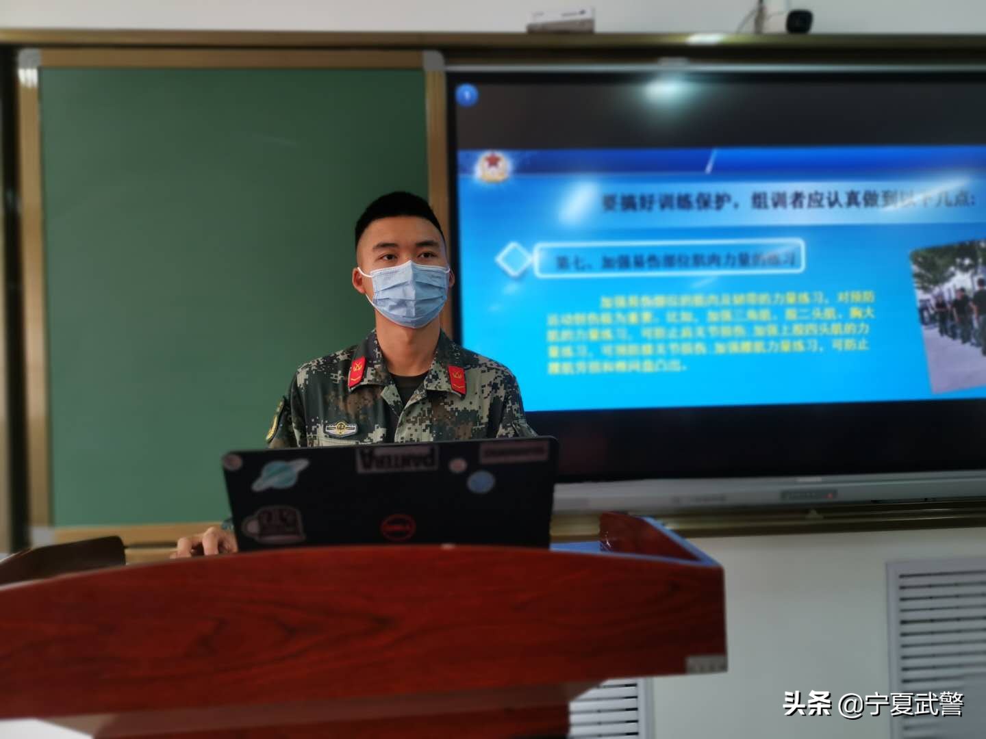 从训练场走向“讲台”由战斗员化身“教员”