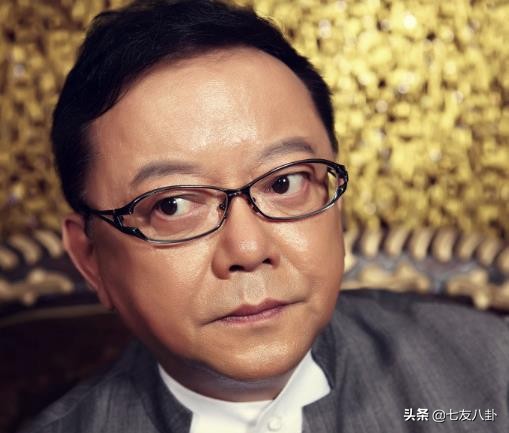 王刚三婚娶小20岁娇妻，老来得子儿孙同岁，72岁仍奔波自找罪受？