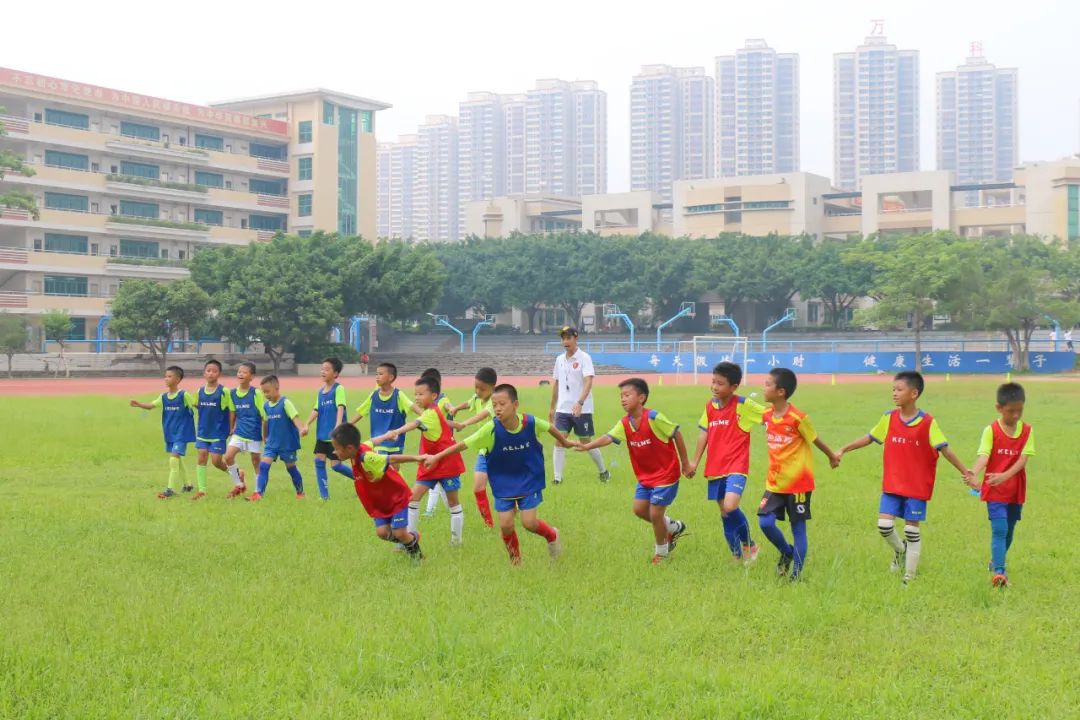 一堂有活力的足球训练课,感受一下足球带给我们的魅力