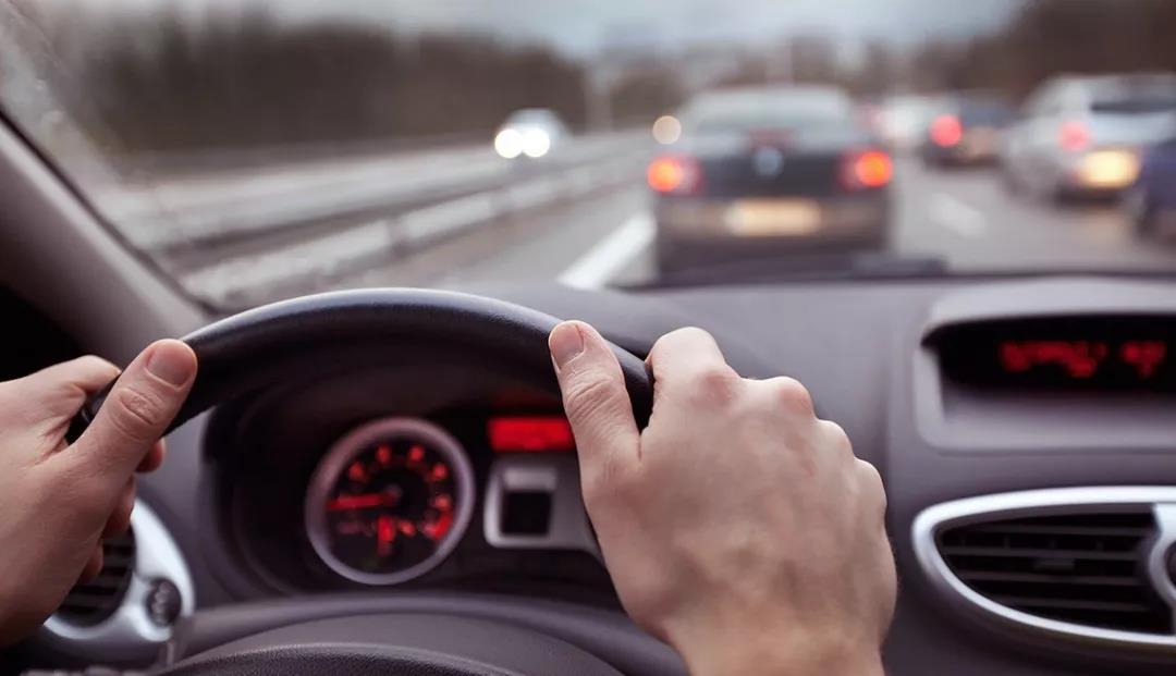 开车遇到流氓车,开车遭遇强行加塞交警教你一招
