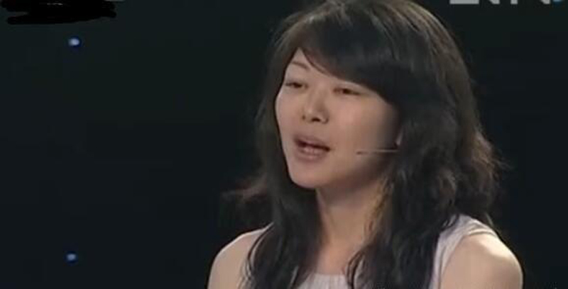 美女带玉蝉去鉴宝专家说胆子真大,鉴宝专家女子佩戴价值百万玉蝉