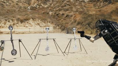 遭遇百般霸凌后，机器人竟将枪口对准人类