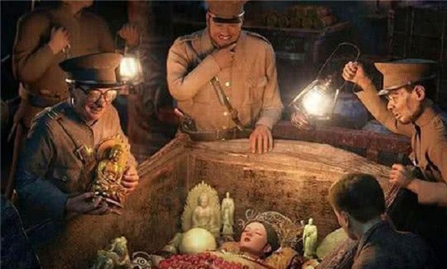 男子9万买袈裟，专家：曾盖在死人身上不吉利，后拍出1.3亿天价