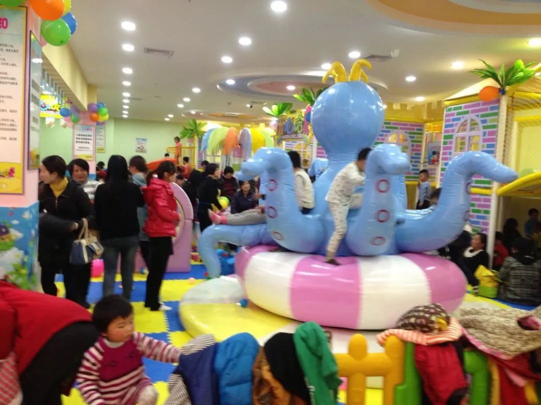 儿童纸尿裤滑滑梯,穿纸尿裤的宝宝滑滑梯