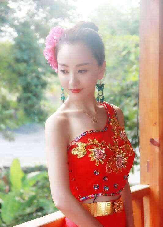 马伊琍身穿复古羽毛裙亮相,马伊琍背带连衣裙现身机场