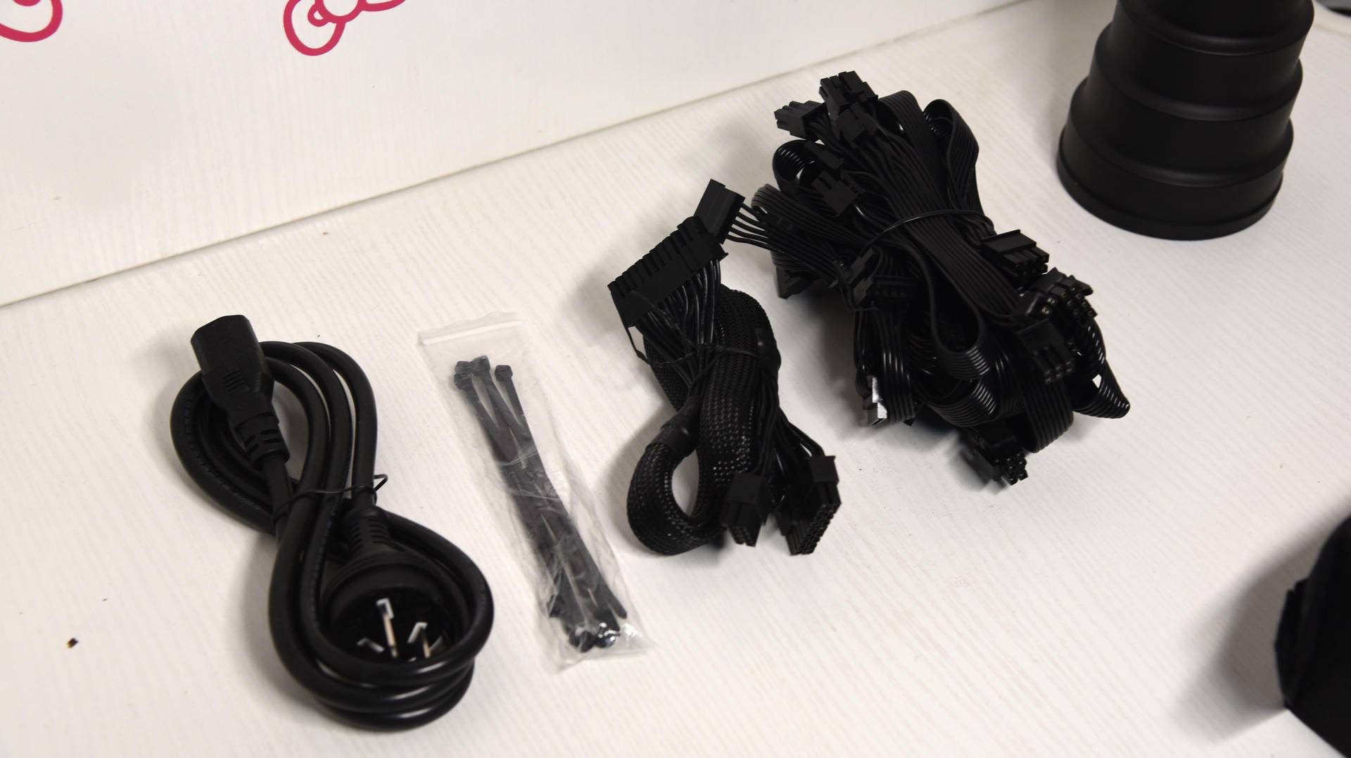 近白金级能效1050W电源，每瓦不到一元！错点是没有80PLUS认证