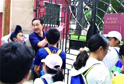 他讲的故事让人们爱上青岛！“金牌导游员”孙树伟32年来坚持做好家乡宣传员