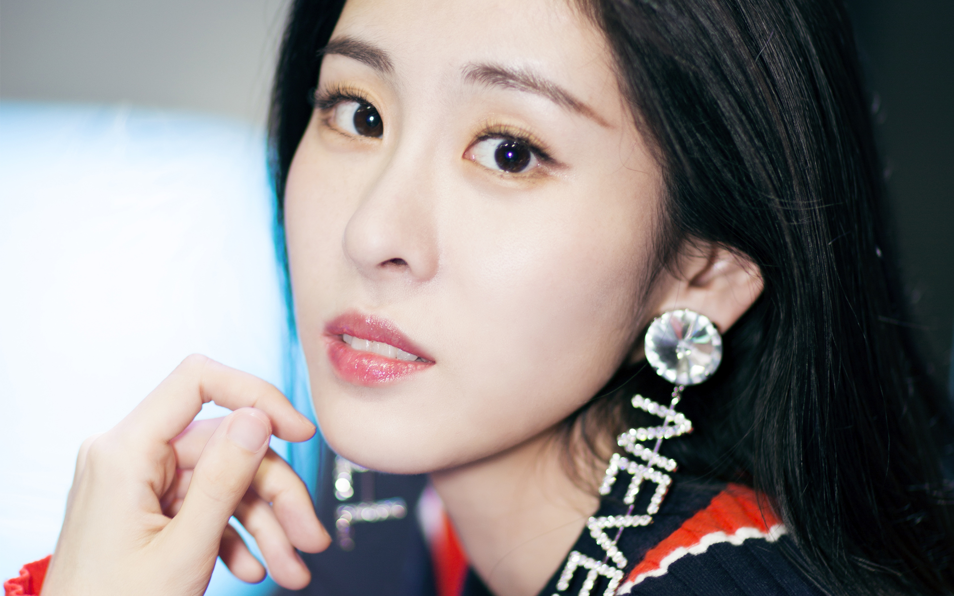 华晨宇承认与张碧晨育有一女，两人的爱情如小说剧情