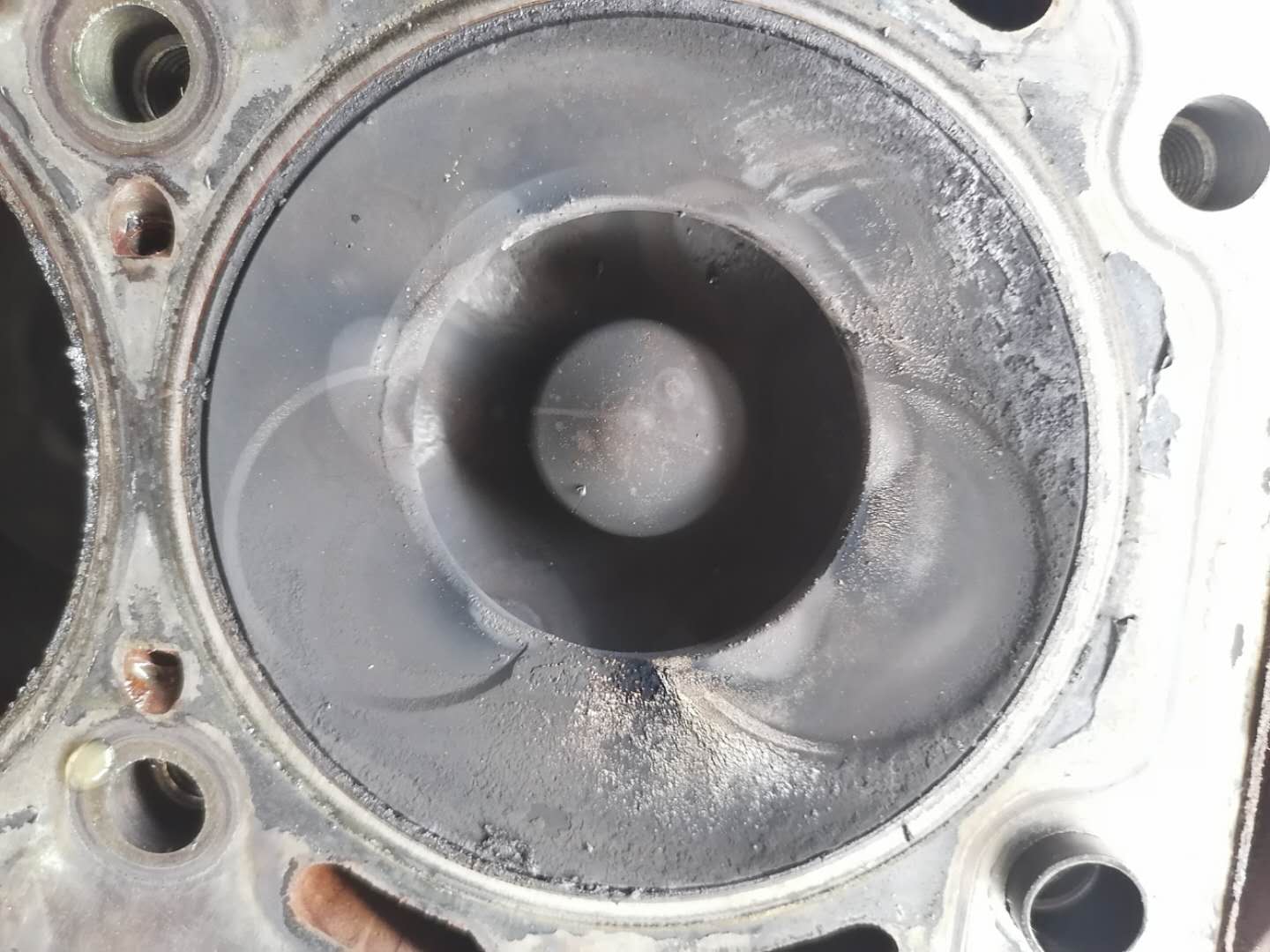 发动机冒白烟蓝烟烧机油,尾气大量冒蓝烟要不要大修发动机