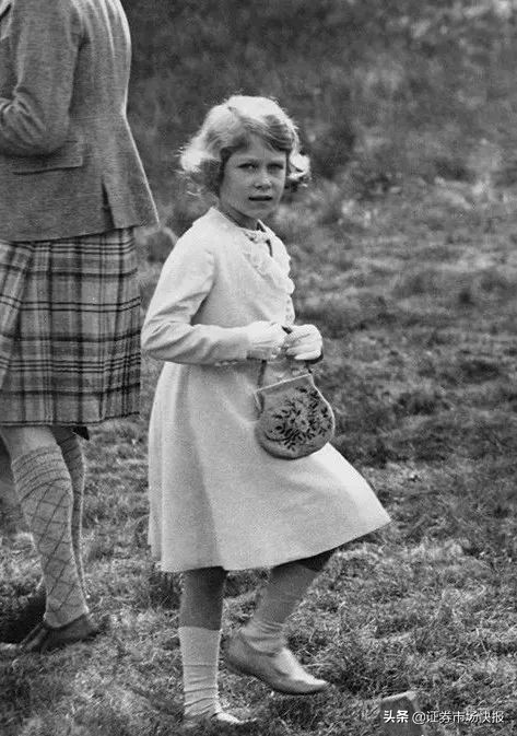 英国乔治小王子和女王,英国乔治小王子为什么不是继承人