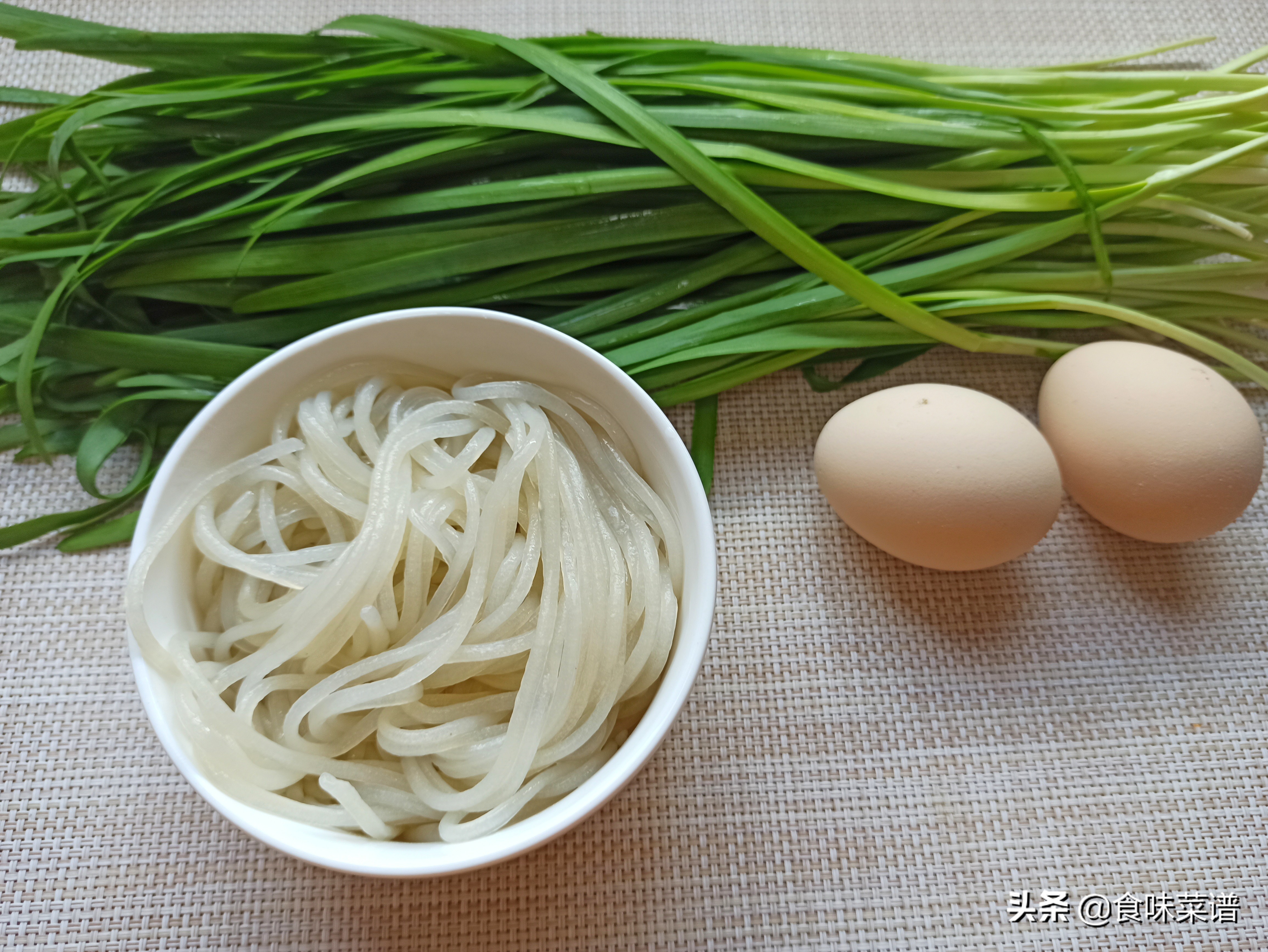 正宗韭菜鸡蛋饼的做法视频,做酥软的韭菜鸡蛋饼