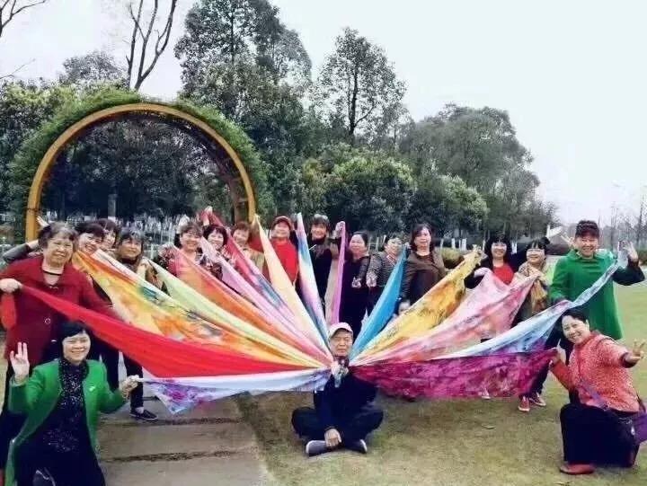 大妈旅游姿势大全,中国大妈一道靓丽的风景线