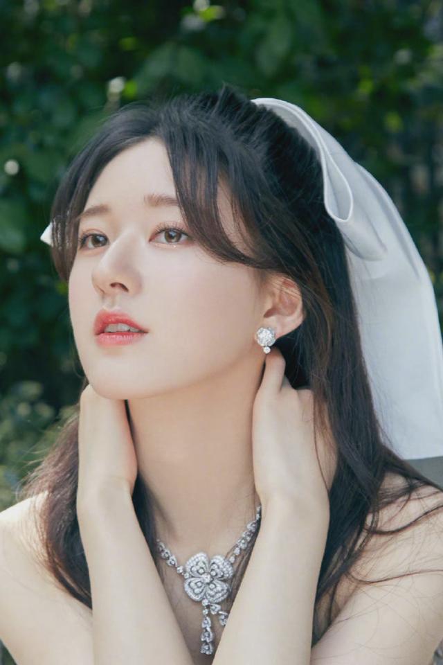 扎头发减龄还是散头发减龄,头发稀少减龄扎发