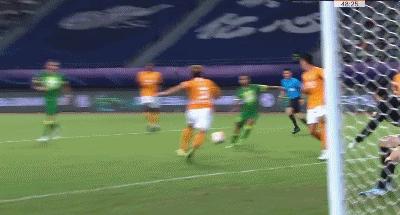 主裁判疑似点球不判，前国脚两次间接失误，北京国安3分变1分