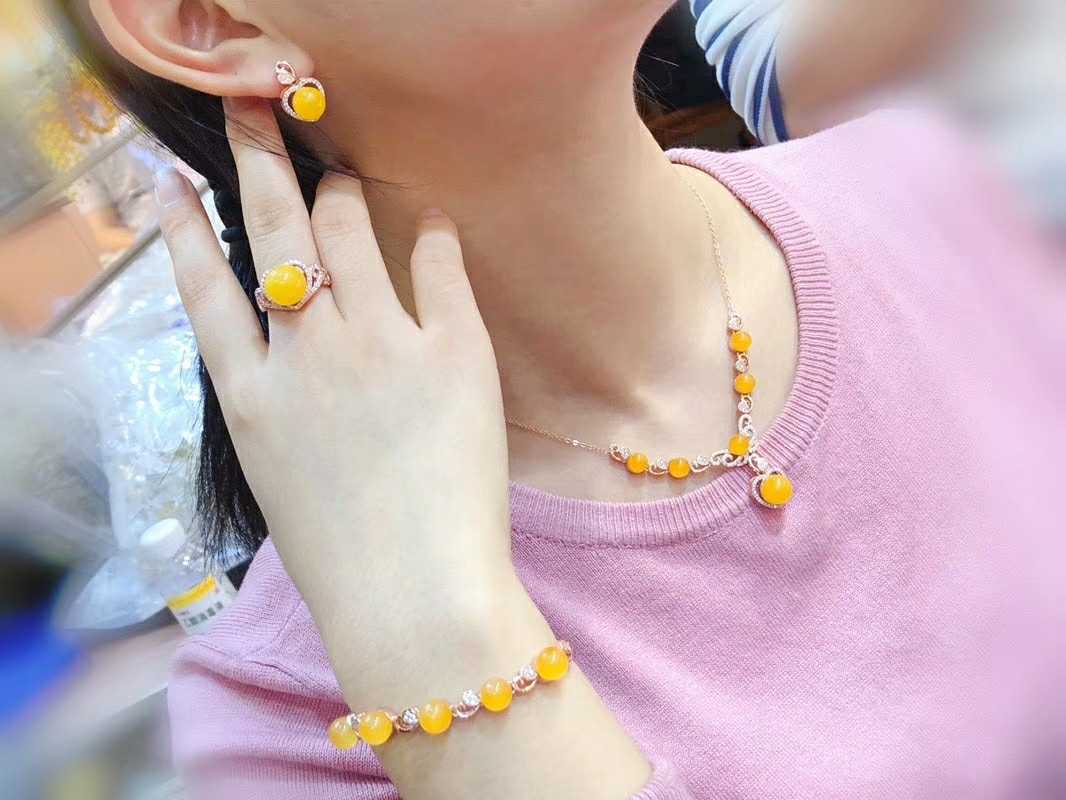 佩戴琥珀蜜蜡对身体有什么好处,佩戴蜜蜡的好处