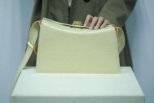 鼠年的女人买什么色的包包好,大牌鼠年限量款包包