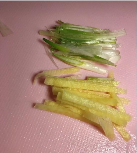 年夜饭中少不了这道葱油鲳鱼,年夜饭中少不了这道菜葱油鲳鱼