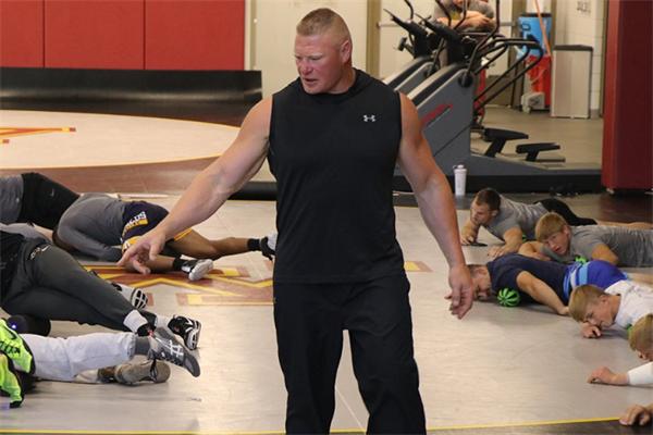 wwe布洛克莱斯纳去自己的牧场玩,wwe布洛克莱斯纳开铲车