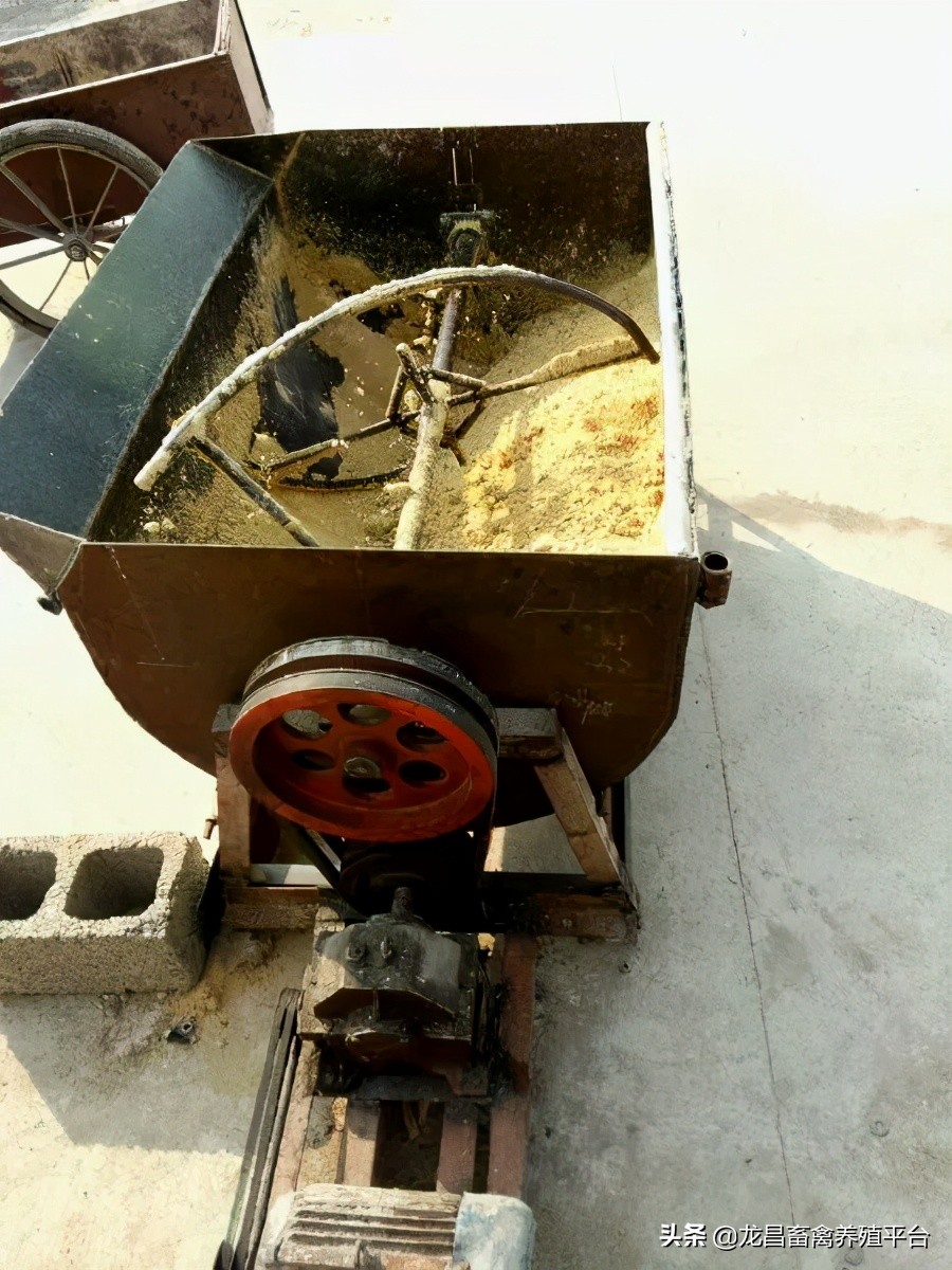 自制自走式饲料搅拌机大概价格,自制草料搅拌机图片大全